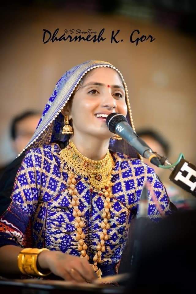 Sunita_Roa's tweet photo. #Lok_Dayro
#6th_july_2019
#BHACHAU_KUTCH
@Geetaben_Rabari 
💕🎵🎧🎼🎧🎼
#ગીતારબારીઓફિશિયલ #ગીતારબારીલોકડાયરો #ગીતારબારીલેટેસ્ટસોંગ https://t.co/j6y1CQJpXL