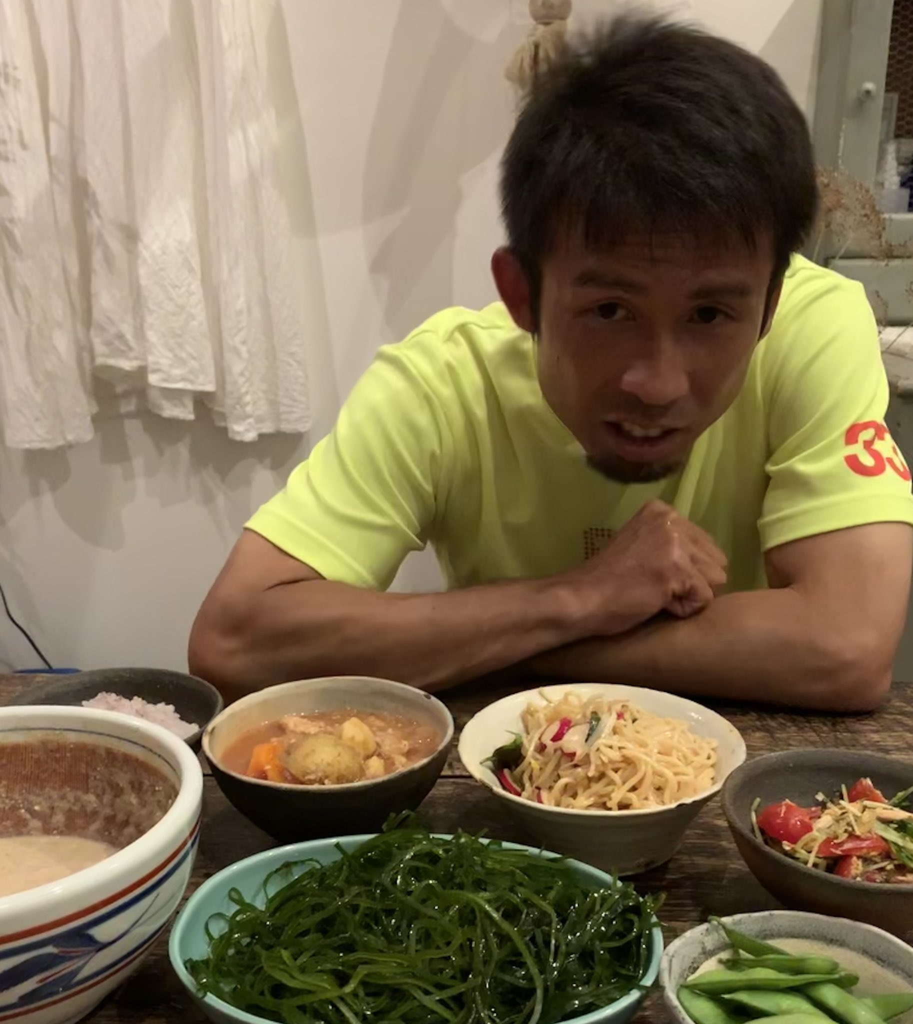 山瀬理恵子 料理研究家 Auf Twitter 旦那さん今帰宅 ヘトヘトそう 勝ちたかったですね これから栄養補給 盛りが雑ですみません 左の大きなすりばちは現在試作中の愛媛の郷土料理 商品アレンジです 魚が入っています 今月公開予定です