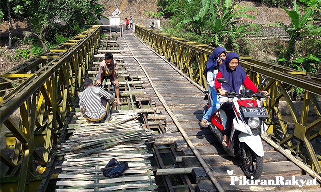 pikiran_rakyat's tweet image. Tak Ada Tindakan Pemerintah, Warga Perbaiki Sendiri Jembatan Rusak di Tasikmalaya ift.tt/2XxPwi4