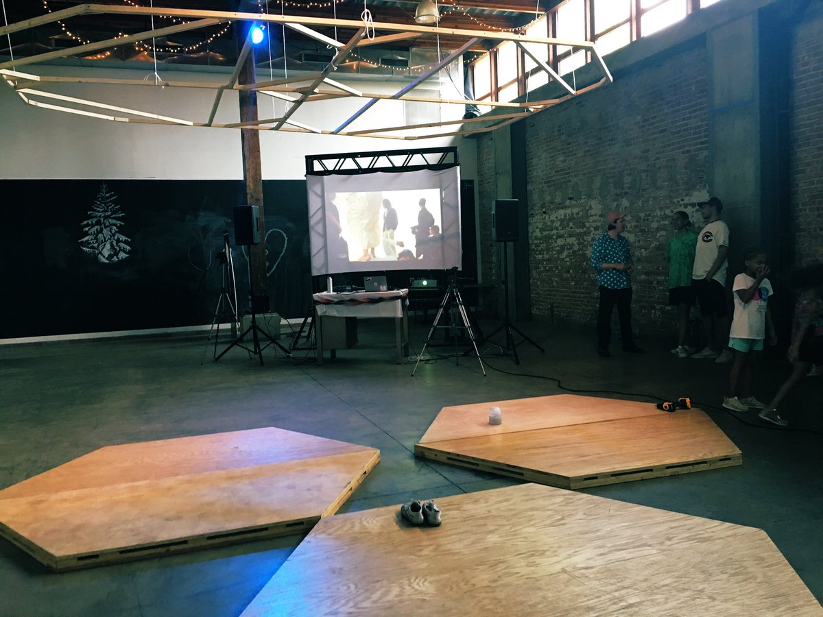 JLeslieMonique's tweet photo. Last Friday, 6/28. Kicked off the #ProjectTool in Set Free series at @expstation with improvised movement, live beat making, video exhibition, &amp; live filmmaking/photography (via video projection). #onethirdfilmmaker #beatmakers #chicago https://t.co/opIULhG2fQ