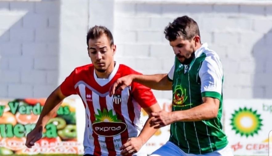 cp_valdivia's tweet photo. 📝 RENOVACIONES |  

Nuestro segundo capitán Ruco @apnruco renueva también un año más con el @cp_valdivia 💪😏

Garra, carácter y entrega por doquier

💚⚽️👏

#Ruco2020 #VamosValdivia https://t.co/NTo6CaVSjm