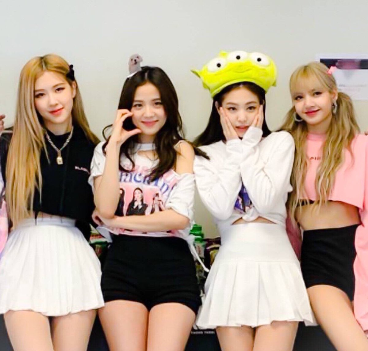 BBU_BLACKPINK's tweet photo. [RT] If you see this tweet please reply as many as you can or quote with:

#MGMAVOTE #BLACKPINK @ygofficialblink https://t.co/jgo3mqsLVg