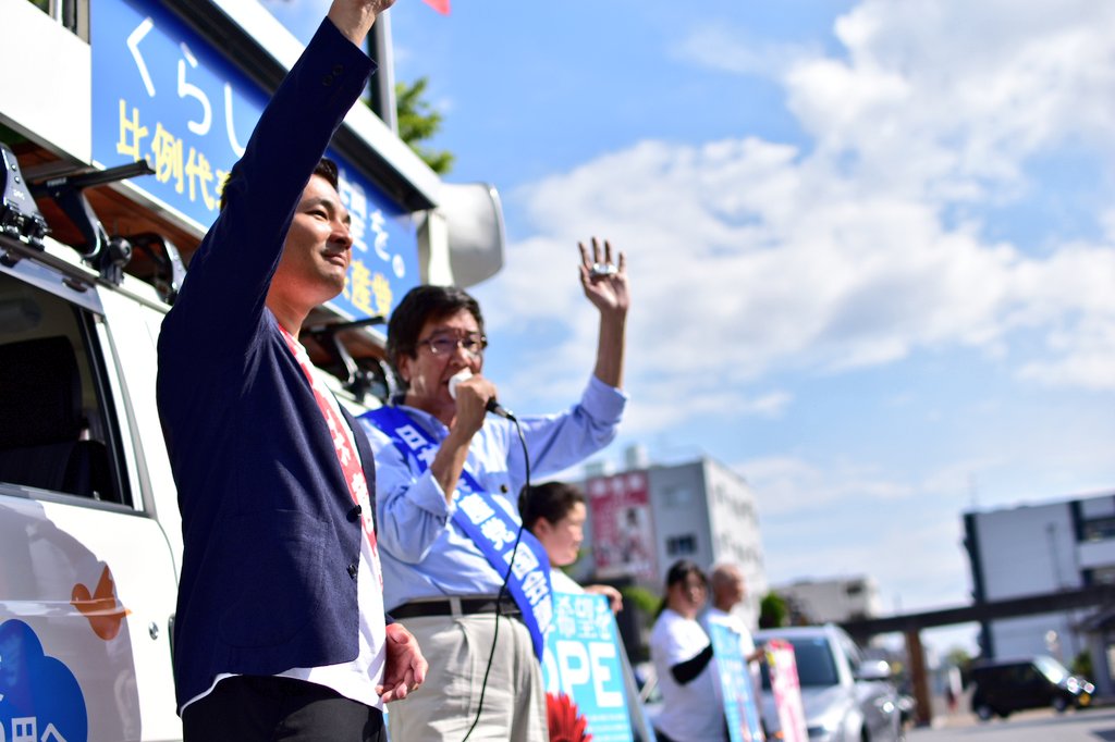 kou_antiwar's tweet photo. #参院選2019 4日目、大門みきし参議院議員が来県。午後は宣伝カーを若者でジャックして、交代でスピーチをしたり、アナウンスの原稿も自分たちで工夫したり。明るい宣伝隊に、街の反応は上々。でも勝つにはまだまだ！

#滋賀選挙区 は #かだ由紀子
#比例は共産党
#暮らしに希望を
#生きるための選択を https://t.co/iQMme7DuYC