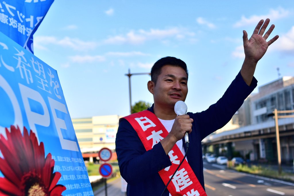 kou_antiwar's tweet photo. #参院選2019 4日目、大門みきし参議院議員が来県。午後は宣伝カーを若者でジャックして、交代でスピーチをしたり、アナウンスの原稿も自分たちで工夫したり。明るい宣伝隊に、街の反応は上々。でも勝つにはまだまだ！

#滋賀選挙区 は #かだ由紀子
#比例は共産党
#暮らしに希望を
#生きるための選択を https://t.co/iQMme7DuYC