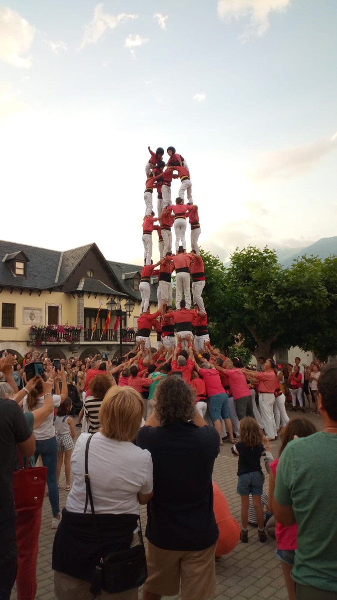 collavella_EN's tweet photo. This weekend we travelled to the Aran Valley, in the Pyrenees mountains, where we built our #HumanTowers in Vielha and on top of the Blanhibar summit. #castellers https://t.co/iLJjg1lf06