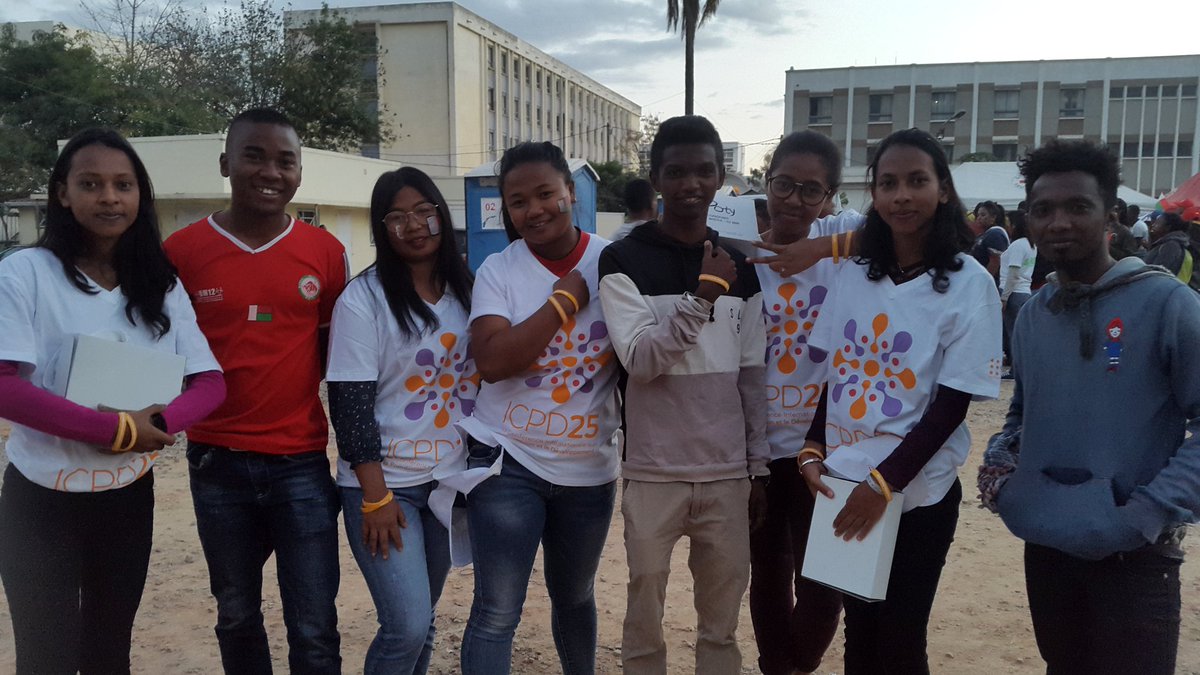 UNFPAMadagascar's tweet photo. Zero HIV! Engaging w/ young people prior to #TOTALAFCON match of the @Barea_Football #Madagascar vs Leopards of DRCongo on HIV prevention & #endgbv in partnership w/ @Fondation_Telma #associationfitia https://t.co/FtrsYJTwGa