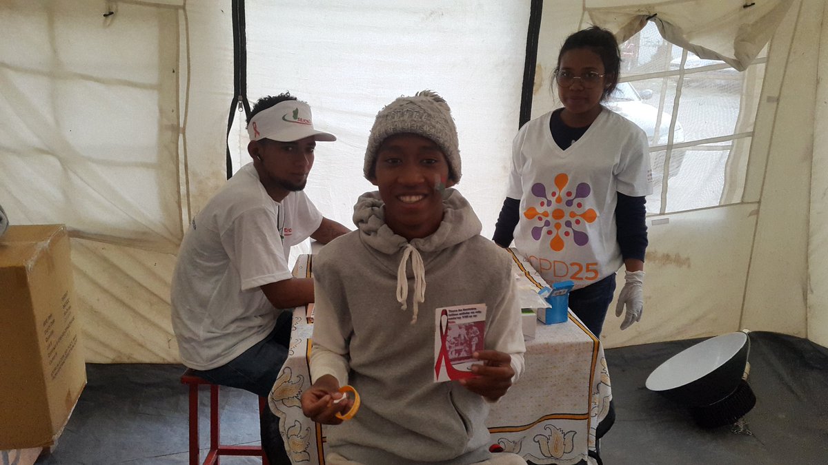 UNFPAMadagascar's tweet photo. Zero HIV! Engaging w/ young people prior to #TOTALAFCON match of the @Barea_Football #Madagascar vs Leopards of DRCongo on HIV prevention & #endgbv in partnership w/ @Fondation_Telma #associationfitia https://t.co/FtrsYJTwGa