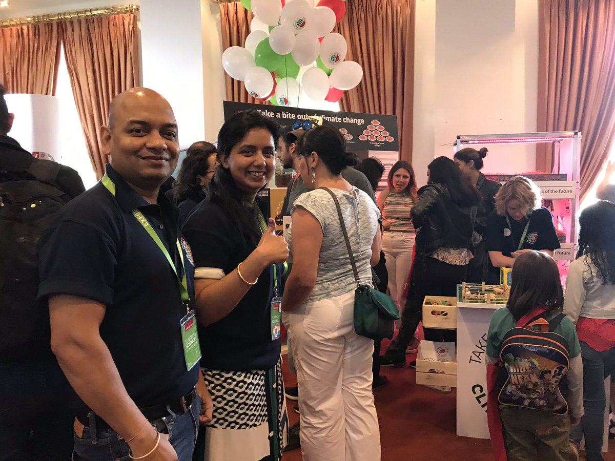 The stall 17 seems to be quite popular in #SummerScience @royalsociety. Gr8 work by the team in explaining a range of audiences from young kids to senior citizens. @TechFoodNetwork @food_strategy @N8agrifood @sarahbridle @sonalchoudhary1 @ClimateComms #climatechange #takeabitecc