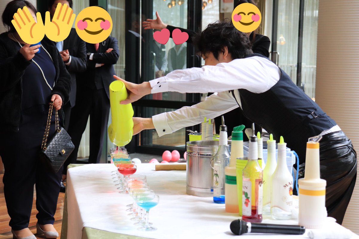 Kuneru1952's tweet photo. 割と前のだけれど、姉の結婚式の時のお写真( ˘ω˘ )
ノンアルのカクテル〜って綺麗な七色のもの作ってた（横からなのがちょっともったいないっ） https://t.co/JAzrNxlDiA