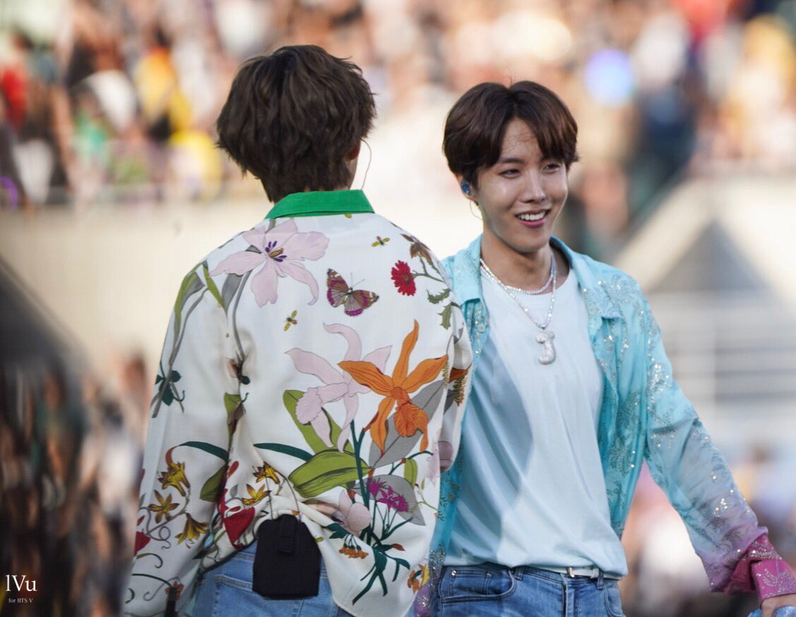vhopeshippers's tweet photo. 190707 || #VHOPE in SYS Tour - Osaka // day2 🧡💚💙
© LVuBTS https://t.co/h7PEvBxERw