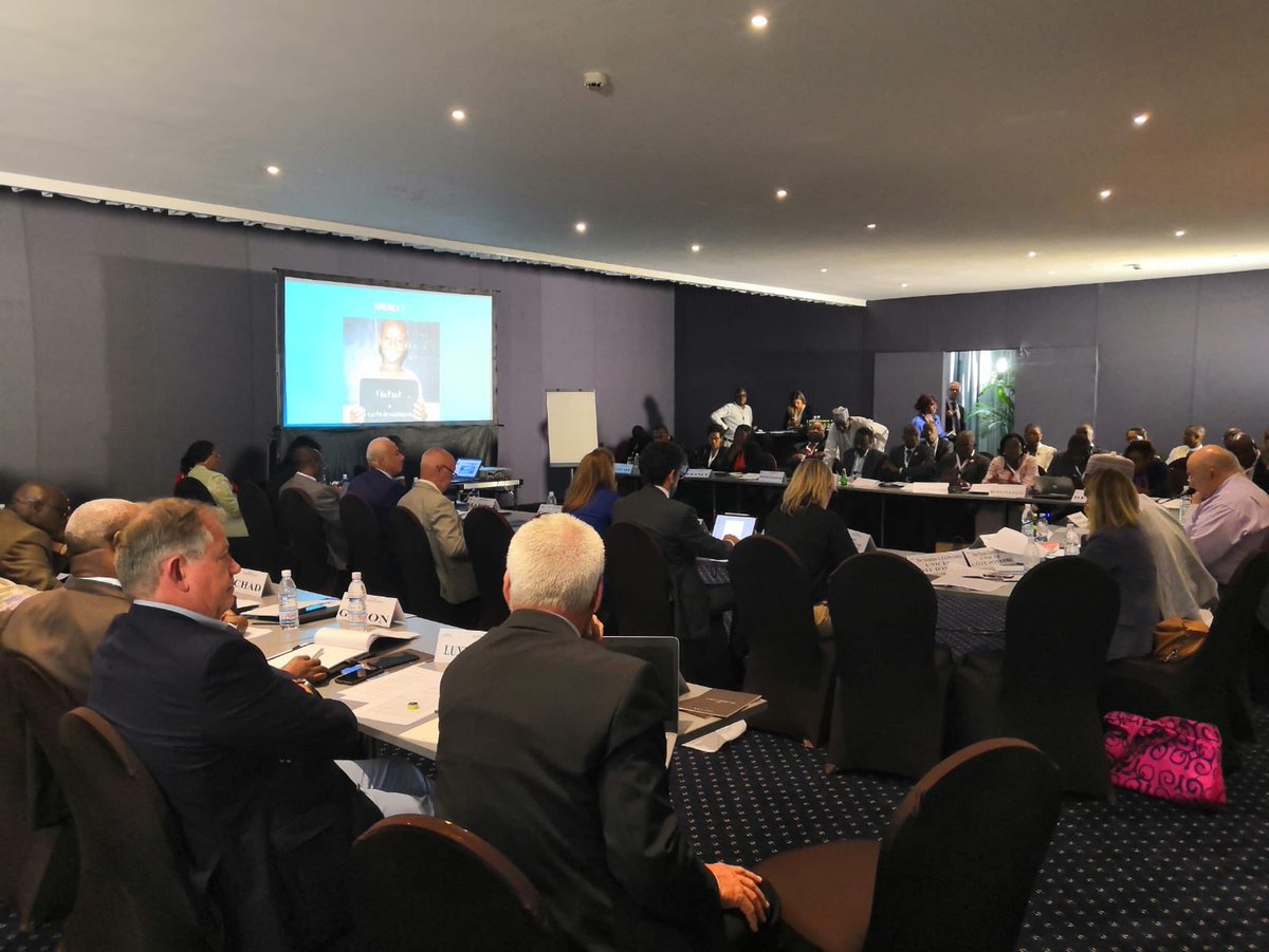 APFfrancophonie's tweet photo. Réunion de la Commission des affaires parlementaires #CAP sous la présidence ai @claudinelepage #45APF #Abidjan https://t.co/8oYjD4TaXt