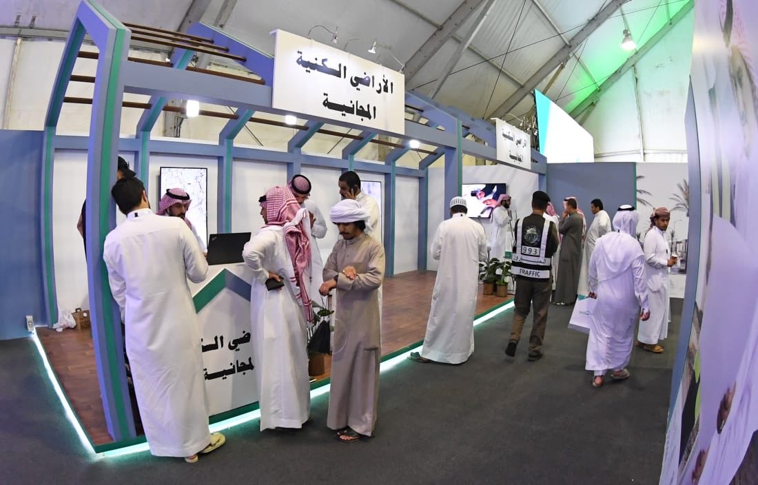 Sakani's tweet image. نبارك لأهالينا المستفيدين في منطقة عسير ممن استكملوا إجراءات الحجز النهائي للأراضي المجانية في مخطط عتود بمحافظة خميس مشيط، حيث تم تسليم عدد منهم في جناح الوزارة بمعرض سكني اكسبو عسير.