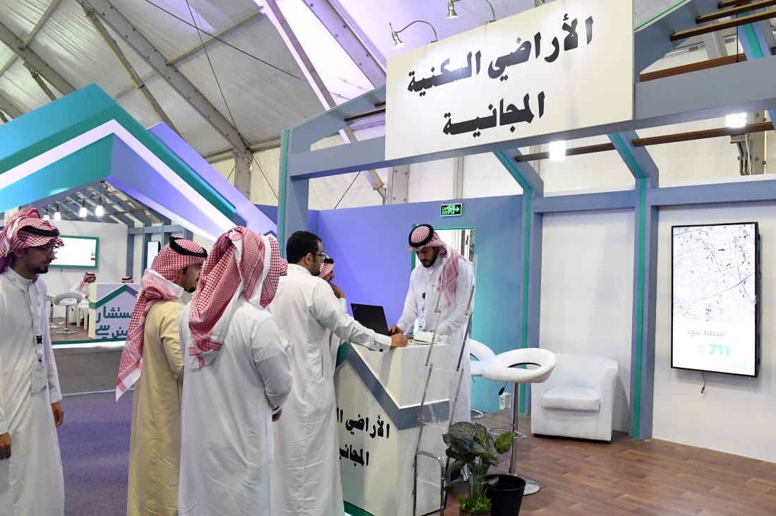 Sakani's tweet image. نبارك لأهالينا المستفيدين في منطقة عسير ممن استكملوا إجراءات الحجز النهائي للأراضي المجانية في مخطط عتود بمحافظة خميس مشيط، حيث تم تسليم عدد منهم في جناح الوزارة بمعرض سكني اكسبو عسير.