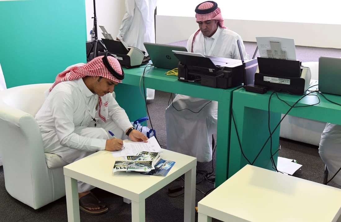 Sakani's tweet image. نبارك لأهالينا المستفيدين في منطقة عسير ممن استكملوا إجراءات الحجز النهائي للأراضي المجانية في مخطط عتود بمحافظة خميس مشيط، حيث تم تسليم عدد منهم في جناح الوزارة بمعرض سكني اكسبو عسير.