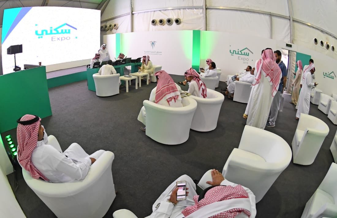 Sakani's tweet image. نبارك لأهالينا المستفيدين في منطقة عسير ممن استكملوا إجراءات الحجز النهائي للأراضي المجانية في مخطط عتود بمحافظة خميس مشيط، حيث تم تسليم عدد منهم في جناح الوزارة بمعرض سكني اكسبو عسير.