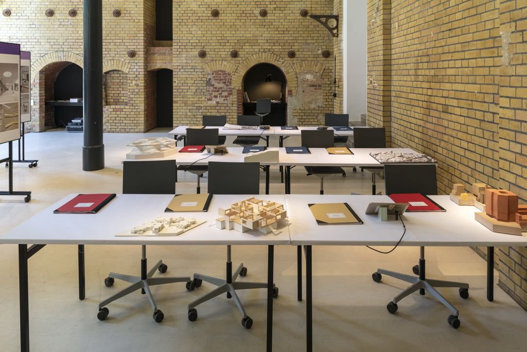 AEDES EXHIBITION | FUTURE School Buildings - European examples of contemporary school architecture
More information here: aedes-arc.de/cms/aedes/de/p…

25 June - 8 August 2019

#gallery #archilove #school #exhibition #photo #backtoschool #architecture #ideas