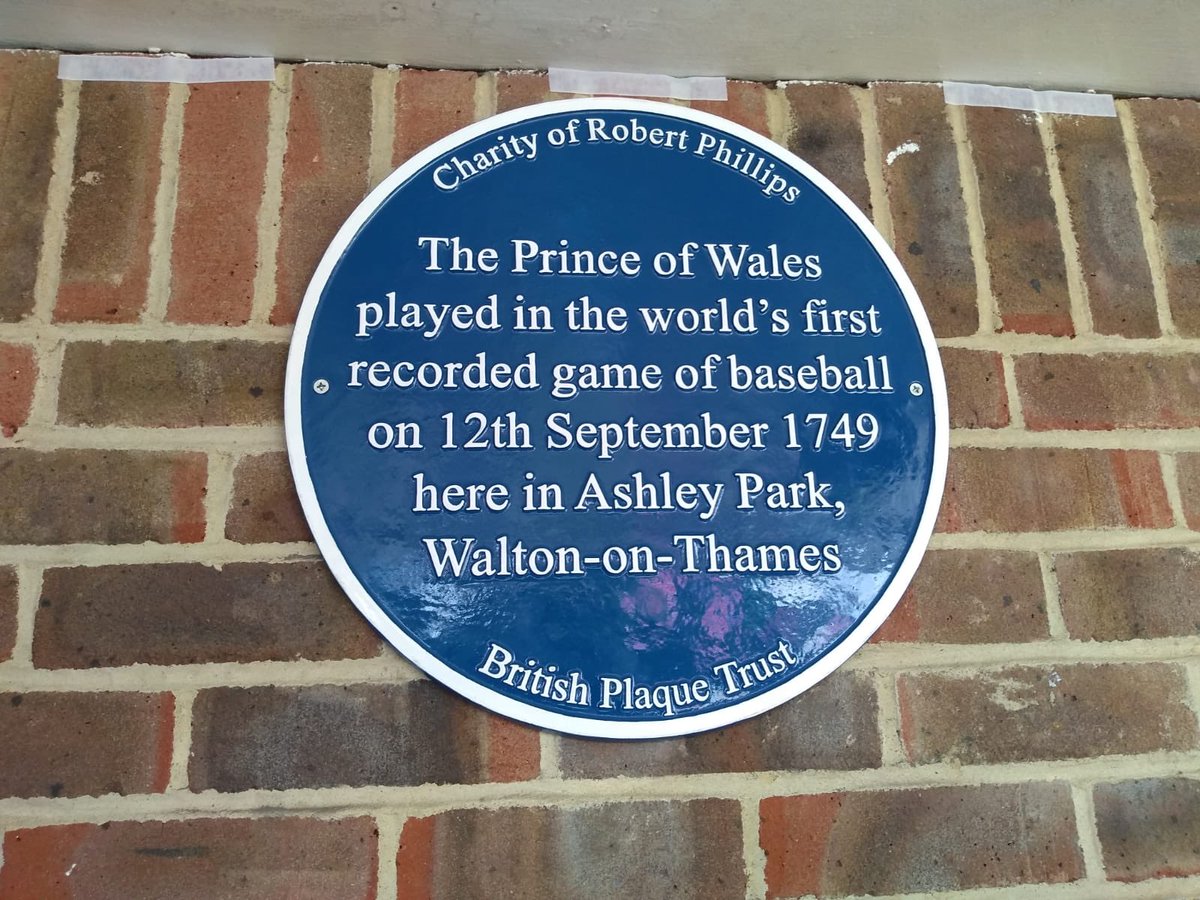 The whole reason for today’s event - thanks to <a href="/britplaquetrust/">British Plaque Trust</a> <a href="/MikeReadUK/">Mike Read</a> and our vip celebrities @BobbyDavro1 and his Dad #BillNankeville