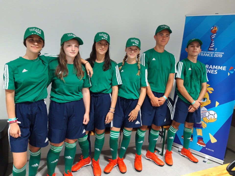 Nous sommes très fières de nos licenciés <a href="/UNSSLYON/">UNSS LYON</a> du clg Louisede Savoie #PontDain porte-drapeaux à l’occasion de la finale #FIFAWWC  opposant NED- USA arbitrée / #StephanieFrappart  <a href="/academielyon/">Académie de Lyon</a> <a href="/villedelyon/">Ville de Lyon</a> <a href="/grandlyon/">Métropole de Lyon</a> <a href="/Departement_AIN/">Département de l'Ain</a> <a href="/auvergnerhalpes/">Auvergne-Rhône-Alpes</a> <a href="/GroupamaStadium/">Groupama Stadium</a> <a href="/unss/">UNSS_National</a>