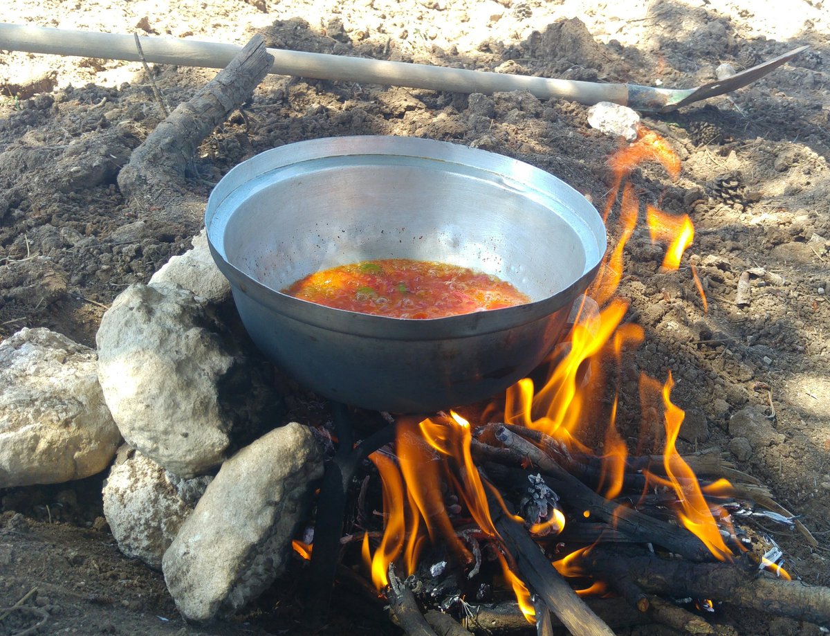 Isparta'da bahçesinde çalışanın, dağlarındaki çobanın gündelik yaşamının bir parçasıdır odun ateşinde pişen yemeği. #ispartasozlutarih #sdu <a href="/sd_universitesi/">SDÜ</a> <a href="/KampusDoguBati/">Kampüs Doğu Batı</a>