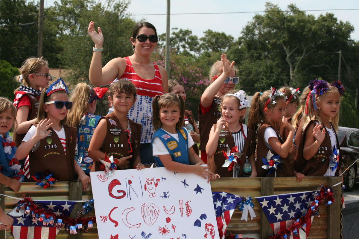 KennethCityPD's tweet photo. Thanks to all who came out to celebrate w/ us at the Town's #FourthofJuly2019 #Parade & to our fellow #FirstResponders @FHPTampa @PinellasParkPD + PPFD #Engine16 @MyFWC + GulfportPD who participated & assisted w/ traffic control. Album: https://t.co/yigu8BSZek #FHP @FLHSMV https://t.co/k0iPSfvU9N