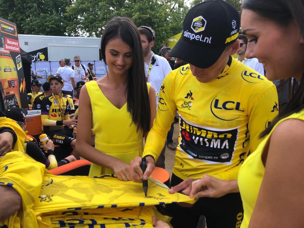 LeTour's tweet image. RT &amp;amp; follow to try to win a @MikeTeunissen Yellow Jersey. 💛
RT &amp;amp; follow pour tenter de gagner un #MaillotJauneLCL dédicacé par @MikeTeunissen. 💛

#TDF2019