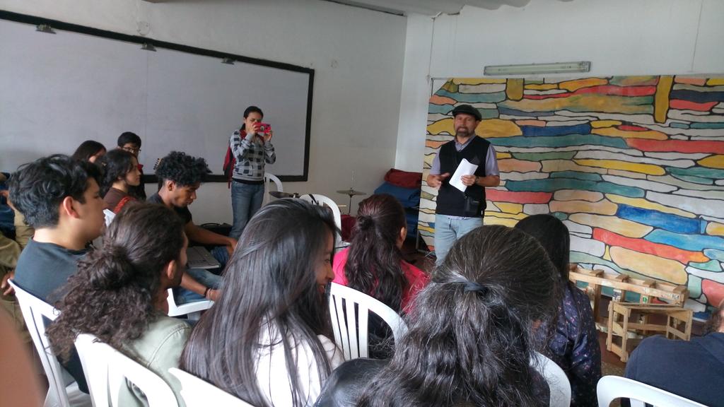 teatrodelsur's tweet photo. En intercambio de experiencias teatro en comunidad en la casa de la juventud de #Engativa @idartes https://t.co/d4XfsEUh0v