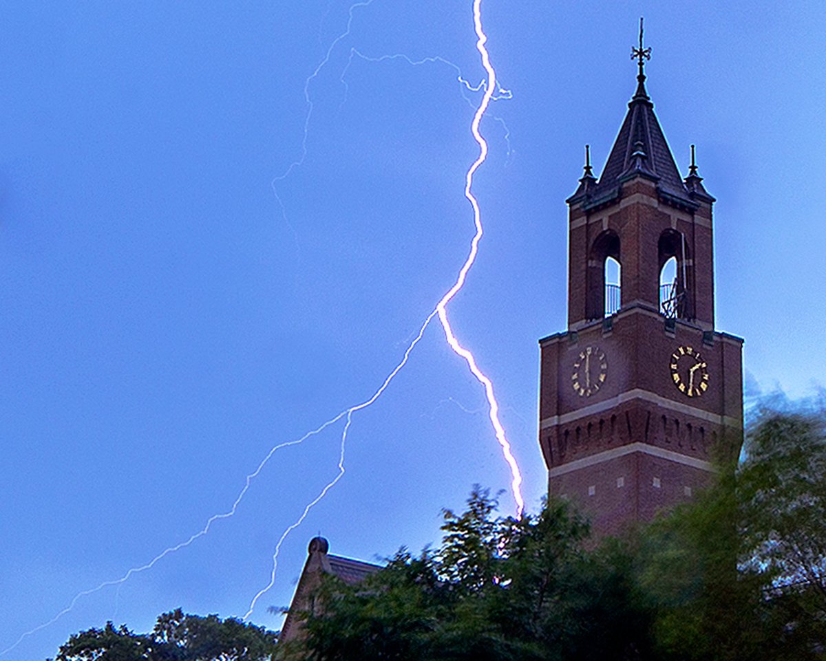 cahall_obs's tweet photo. I set up a camera to take a series of exposures from the Glover entranceway during yesterday's storm and caught this. https://t.co/nFANjKRlYT