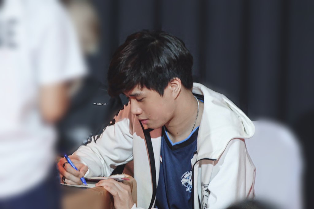 whole__fics's tweet photo. 060719 แฟนไซน์กับคุณสุชาครีย์ ~ #Monaliza #Evosdebut https://t.co/90FhvgXPjm