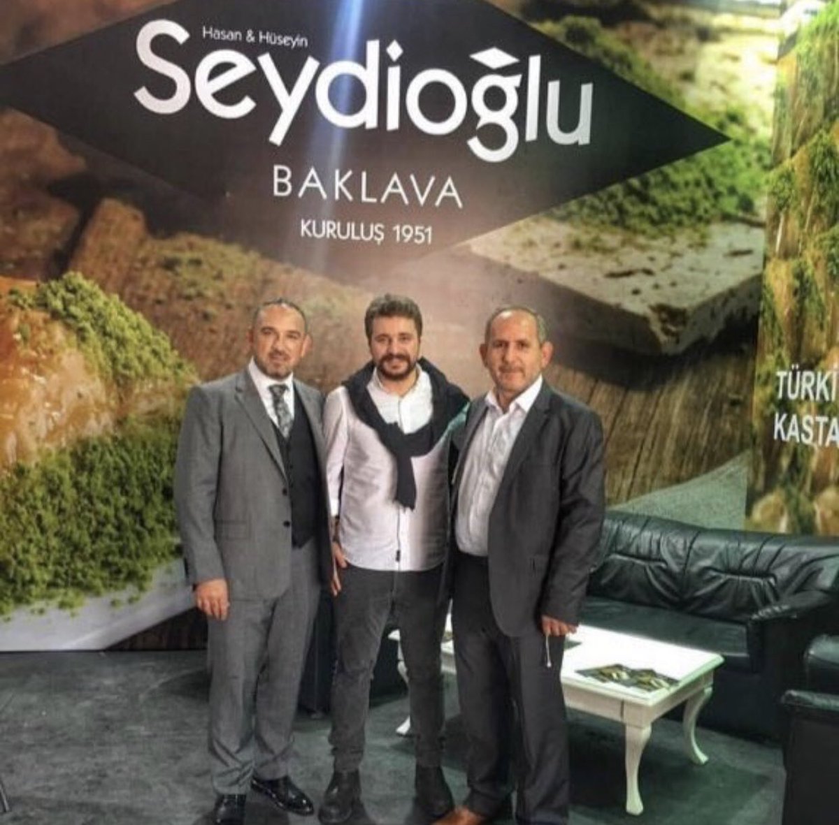 drmehmet_goker's tweet photo. Bir kadına üstelik de hamile bir kadına belinde silahla yolunu kesip aracına saldıranları tanıyalım. Şart mı baklavayı bu şehir eşkiyalarından almamız?! Elden ele yayalım dostlarım🙏 https://t.co/AF8HZTOu1t
