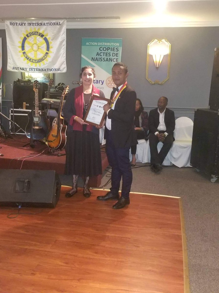 RotaractTsinjo's tweet photo. Durant la passation de collier, IPP Tiavina RALAMBOSON a reçu des mains de IPDG Shelly Oukabay, la #citation_présidentielle avec distinction en argent. 
Félicitations IPP pour ton excellent #mandat.
#rotarct #rotary #d9220 https://t.co/TgqgNNPgJv
