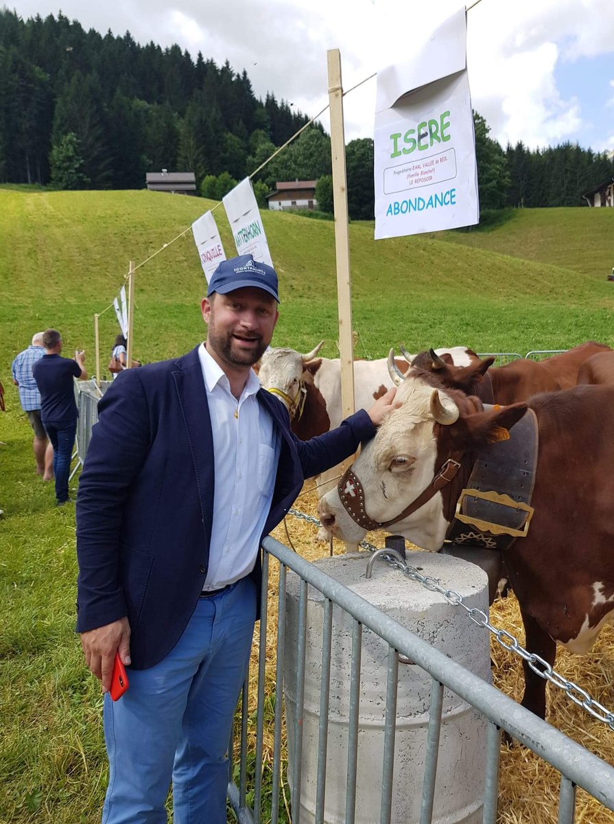 loichervepublic's tweet photo. 🧀 Fête des fromages de Savoie au #Reposoir aux côtés du maire, du @Prefet74, du député, du président de la communauté de communes @2CCAM, du sénateur honoraire représentant le président du conseil départemental, de la nouvelle présidente de la SEA et des agriculteurs. https://t.co/55HQo6rMs2