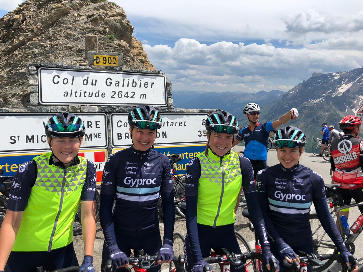 .@Team_RGA Safe to the top with <a href="/RaceViz/">RaceViz</a> 👍 👀

#safecycling #roadsafety #hiviz #zichtbaarheid #raceviz #fashionable #womenscycling #galibier
