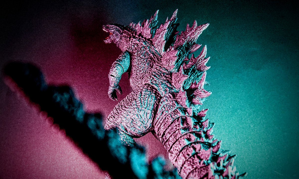 KTOOOOOOOOOM's tweet photo. どう撮ってもカッコいいんだな君は。
#オモ写 #ゴジラ #モンスターアーツ https://t.co/iq2dckRtv0