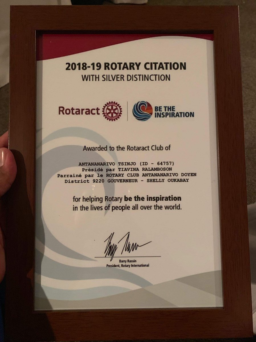 Durant la passation de collier, IPP Tiavina RALAMBOSON a reçu des mains de IPDG Shelly Oukabay, la #citation_présidentielle avec distinction en argent. 
Félicitations IPP pour ton excellent #mandat.
#rotarct #rotary #d9220