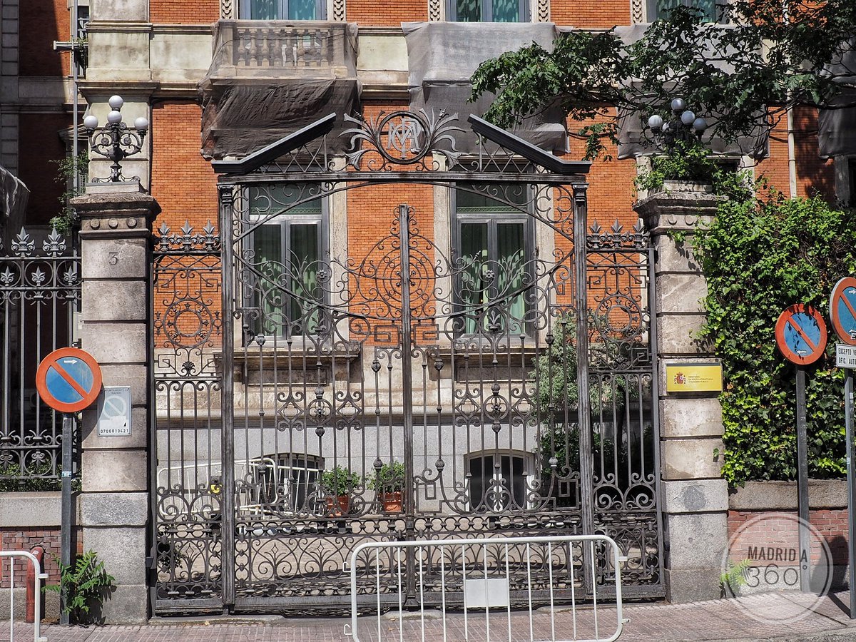 Hoy conocimos el Palacio del Marqués de Villamejor, hoy una de las sedes del <a href="/territorialgob/">Ministerio P. Territorial y M. Democrática</a>. Nos ha sorprendido muy gratamente su interior, así como su historia, por cierto excelentemente contada por <a href="/ertejerizo/">Elena Rosado Tejeriz</a>. Lástima que no permitan fotos en su interior
#BienvenidosaPalacio