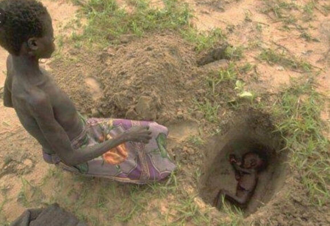 Bu fotoğrafı görünce hızlıca kaydırarak geçeceksiniz belki. Paylaştığım için de bana kızacaksınız. Ama biraz canımız yanmalı. Dünyanın tokları bir türlü doymuyor, açları değil...