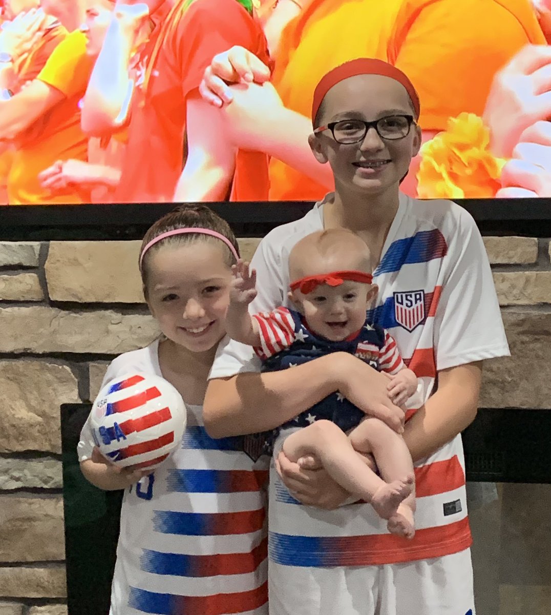 HIGH five 🖐🏽 for @uswnt soccer ⚽️🇺🇸💙 game time didn’t come soon enough! LFG! #uswnt #onenationoneteam [📷 photo cred:DAD]