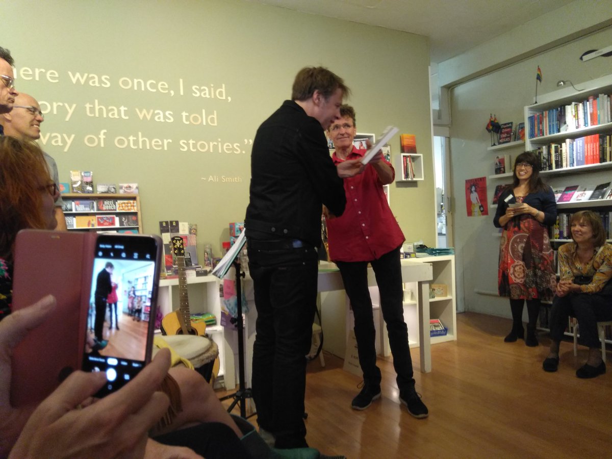Guiselaine's tweet photo. En daar is ie dan het boek: Wachten tot het avontuur voorbij is van wijle @ChristineBlanke ! Mooie boekpresentatie op haar verjaardag! Allemaal het boek aanschaffen. https://t.co/tLfaWHPIrq https://t.co/KlMEy62ajE