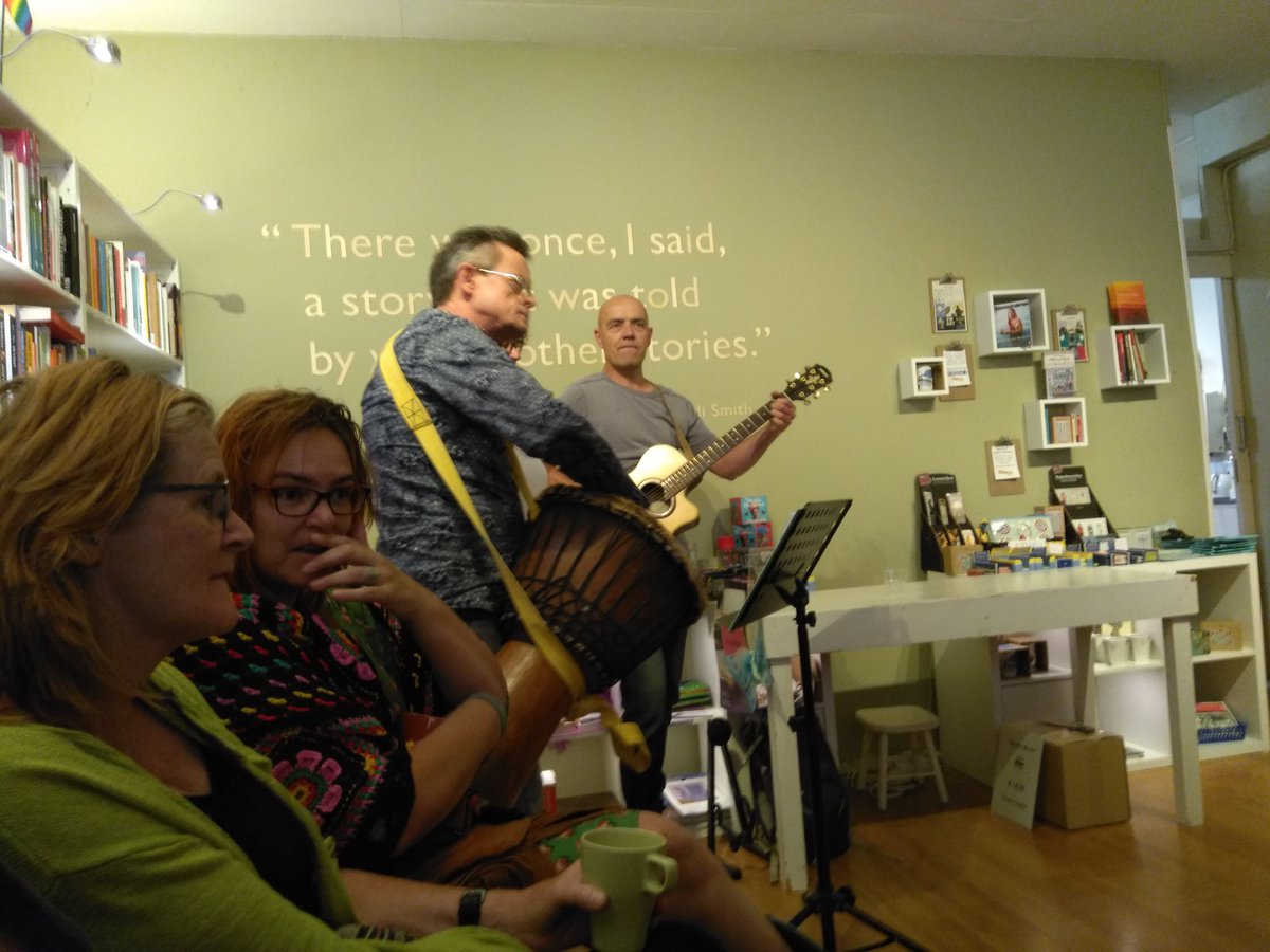 En daar is ie dan het boek: Wachten tot het avontuur voorbij is van wijle <a href="/ChristineBlanke/">Christine Blanke</a> ! Mooie boekpresentatie op haar verjaardag! Allemaal het boek aanschaffen. stemmenexpert.nl