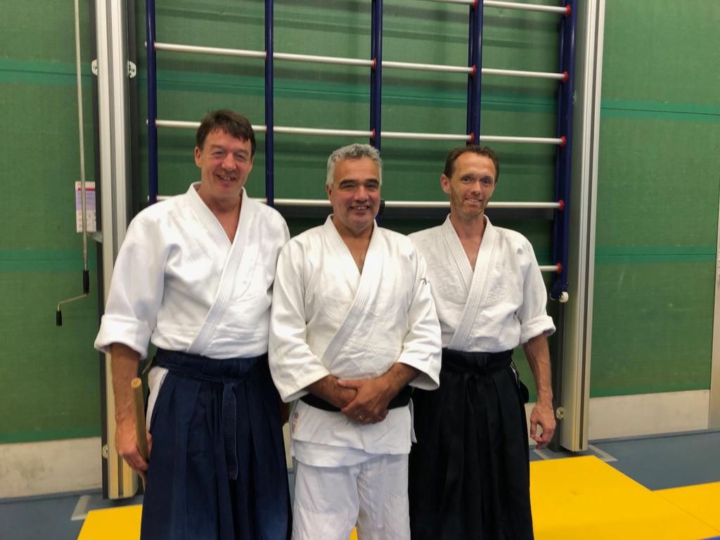 AikidoHart's tweet photo. Super trots op onze eerste 3e dan aikikai (sandan) bij Aikido Groene Hart. Martijn Bakker zijn examen werd afgenomen door Wilko Vriesman in TopSportCentrum Papendal. Lekker stevig examen neergezet door Martijn met dank aan zijn uke Bas Smeulders. #aikido #groenehart #sandan https://t.co/CVCYUPn4Ye