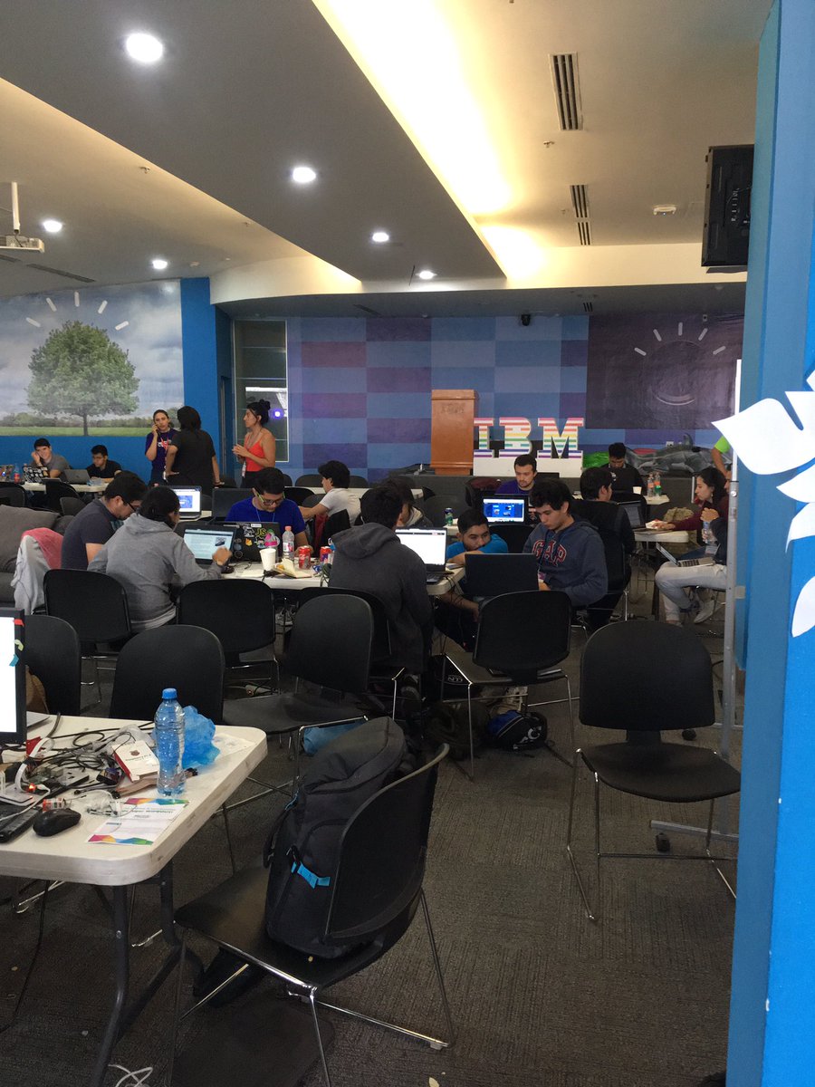 alex_al_sa's tweet image. Apoyando a los chavos, en #Hackapalooza2019 #analytics4success @TECPS