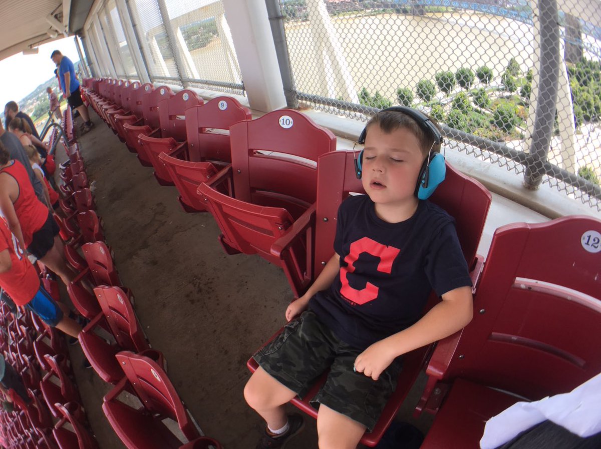 GirlyGirl_1001's tweet photo. Suns out. ☀️ Perfect breeze up here. Great view.
Just a little pregame nap.
Getting #GameReady #BaseballAdventures #BattleOfOhio
Go @Indians !!! ⚾️ https://t.co/U5BqnkVg0H