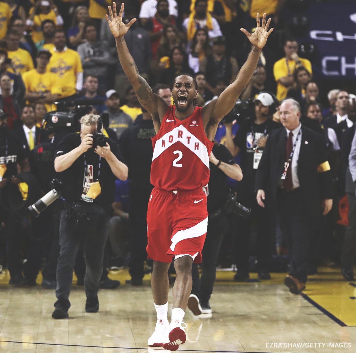 tomcrom15's tweet photo. While this decision still stings, I want to say thank you Kawhi. Thank you for the memories that will last a life time. For bringing this country together for the best year of basketball we’ve ever seen. Until we meet again. Thank you Kawhi 🖐🏿 https://t.co/vX3tOaqpNn