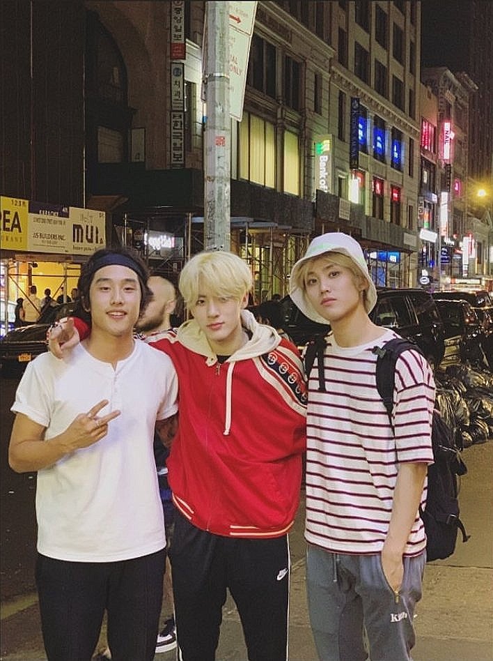 foto dos irmãos mais visuais desse mundo vulgo jeff e jacob bae esse é o meu momento, agora só falta uma foto do jeff com o the boyz inteiro