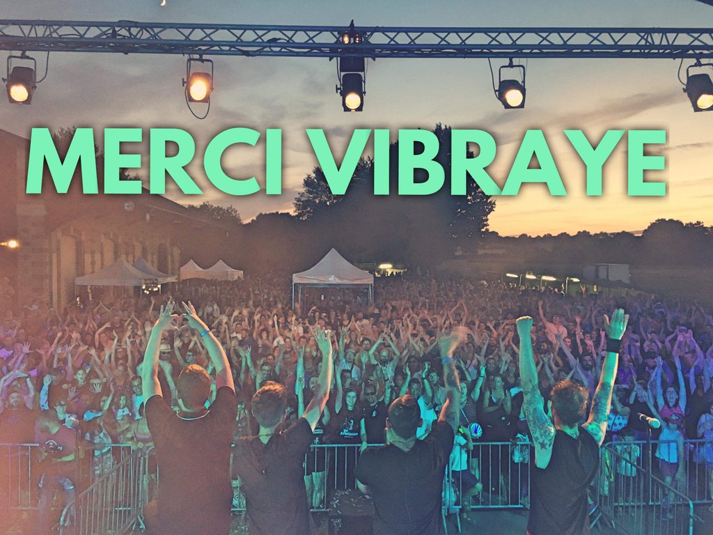 les3fromages's tweet photo. Les douces vibes de Vibraye, c'était top ! On a passé une très bonne soirée avec Rotterdam et Mes souliers sont rouges et ça faisait plaisir de croiser toutes ces nouvelles têtes 😉
On file pour notre 3e gala du week-end !
#mamanjairatélalbum #latournée #show66 https://t.co/d4ybWHYtCx