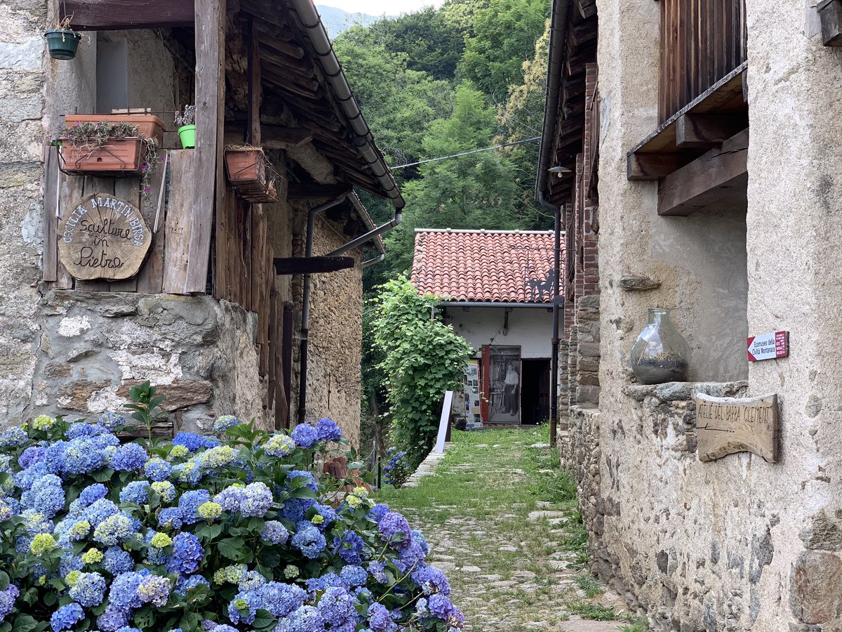 viaggiaescopri's tweet photo. #Bagneri è un incantevole borgo montano sotto il comune di #Muzzano. Qui il tempo sembra essersi fermato e vi puoi trovare la sede dell’Ecomuseo della Civiltà Montanara, la falegnameria è ancora quella originale!
#ReteMusealeBiellese #ExploreBiella #Piemonte *ad https://t.co/JWRa6ltqGb