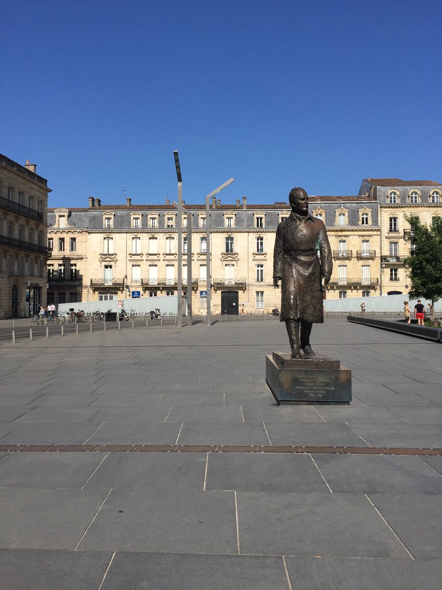 PierreHurmic's tweet photo. Par ces temps de forte chaleur, en plein après-midi, personne ne s’aventure sur les pavés brûlants de la place Pey-Berland. Sauf Chaban statufié qui n’a guère le choix et qui va bientôt fondre. N’est-il pas urgent de planter quelques arbres ? #Bordeaux ⁦@aacbordeaux⁩ https://t.co/ANaHQvrXZN