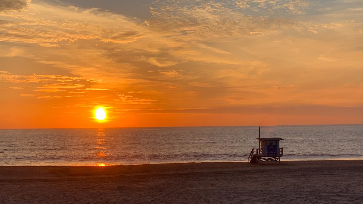 SuburbanMen's tweet image. Lonely lifeguard shack on Manhattan Beach 🏖️🌊 🏄@RoarLoudTravel @Always5Star @GalsWander @SuburbanMen @_SundaySunsets_ #SundaySunsets #beach #lifeguard #california #cali #socal #sunset