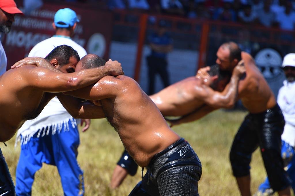 Tarihi Kırkpınar Yağlı Güreşleri vesilesiyle Edirne’deydik. Başpehlivan olan Ali Gürbüz’ü ve güreşlere katılan tüm sporcuları tebrik ederim. Başkentlik yapmış iki şehrimizin bağlarını güçlendireceğiz. Bugün için Edirnelilere ve Belediye Başkanımız <a href="/recepgurkan/">Recep Gürkan</a>‘a teşekkür ederim.