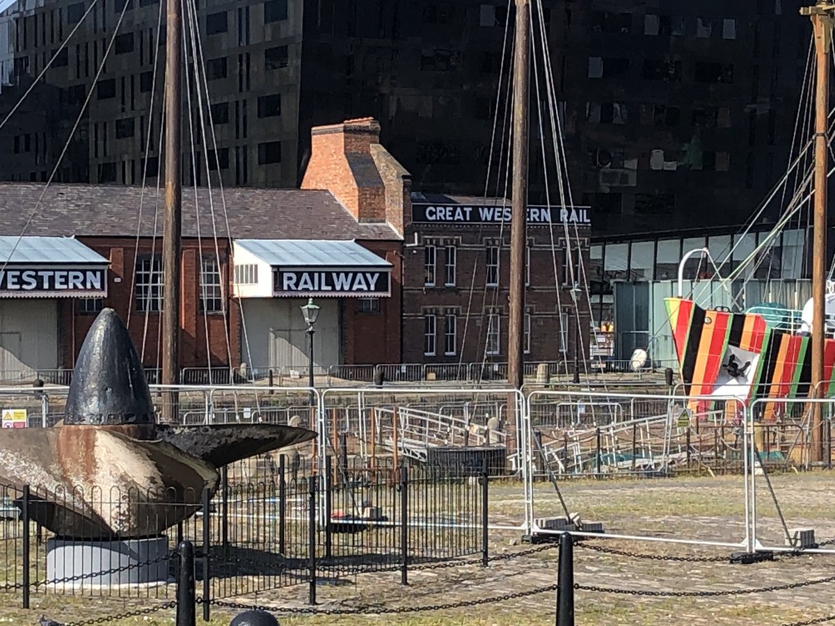 Got one bird. Plenty of boats but only one Cunard ! @CUN_AgencySales @LiverpoolURNU @MerseyFerries @beatlesstory @RoyalLiver1911